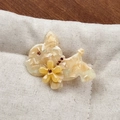 Französische Vintage-Haarspange aus beigem Marmor-Acetat mit kleiner gelber Blume - Entenschnabel-Haarclips / Mischgelb (Schottischer Terrier Form)