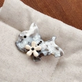 Französische Bulldogge Haarklammer aus Marmor-Acetat mit Strass-Blumendetails - Entenschnabel-Haarclips / Grau (Französische Bulldogge Form)