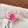 Pince à cheveux chien en acétate rose avec texture marbre et fleur en strass sur sac - Pinces à cheveux bec de canard / Rose Mixte (Forme de Bouledogue Français)