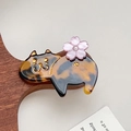 Pinza para el pelo de gato carey con bordes dorados y detalle de flor de perla rosa - Carey Café / 6cm