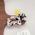Pinza de pelo de gato con patrón blanco y negro, flor amarilla y perla decorativa - Patrón de Vaca / 6cm