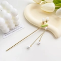 Pasador de pelo lirio de los valles dorado con capullos blancos y borla de perlas - 15CM / Magnolia de Jade Blanco (B171)