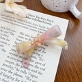 Barrette nœud en acétate rose nacré avec gravure artisanale sur fond de table en bois - Rouge Métallique / 6.5cm