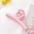 Grande pince à cheveux rose mat élégante pour femmes présentée avec collier de perles - Style Grand Croisé (11.5CM)