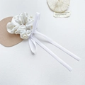 Coletero elegante de satén blanco con perlas y un lazo largo para mujer - 8cm / Blanco