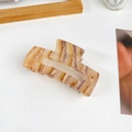 Pinza grande para el pelo de acrílico en crema y púrpura con acabado de mármol - Grande / Arena dorada