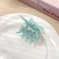 Pinza per capelli in acetato azzurro con fiori di cristallo su un piatto di ceramica - Farfalla Celeste (7CM)