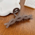 Dunkelbraune matte Haarklammer mit gedrehtem Design für minimalistisches Haarstyling - Geflochten Braun 12cm
