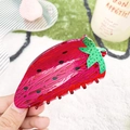 Pinza per capelli a forma di fragola in acrilico rosso traslucido con dettagli reali - Fragola / 10cm