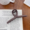 Große Haarklammer in Mattkaffee, stilvolles gedrehtes Design für dickes Haar geeignet - Kreuz Braun 11cm