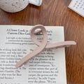 Eleganter mattrosa Haarklammer mit gedrehtem Design auf einer Modezeitschrift-Seite - Kreuz Milchkaffee 11cm