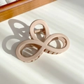Schicke matte cremefarbene Haarklammer mit stilvollem, ineinandergreifendem Schlaufendesign - Achterform Milchkaffee 9CM