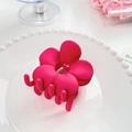 Elegante molletta per capelli a fiore opaco rosso rosa su piatto decorativo bianco - Rosso Rosa