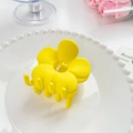 Pinza per capelli a fiore giallo opaco da donna su piatto decorativo con perle - Giallo Limone