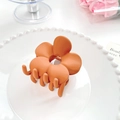 Pince à cheveux fleur orange mat pour femme posée sur un plateau décoratif perlé - Orange Brûlé