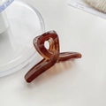 Mini pinza de pelo de resina marrón ámbar con un diseño elegante de cinta retorcida - Marrón 4.5cm