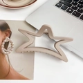 Matte beige sternförmige Haarklammer für Damen in einem minimalistischen Büro-Set - Stern Milchkaffee 11CM
