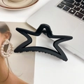 Mattschwarze sternförmige Haarklammer für Damen auf einem stylischen Schreibtisch - Stern Schwarz 11CM