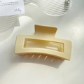 Matte cremefarbene rechteckige Haarklammer mit geometrischem Hohldesign - 10.5cm / Gebrochenes Weiß