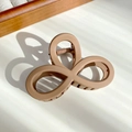 Matte kaffeebraune hohle Haarklammer mit stylischem Kleeblatt-Design für Damen - Achterform Kaffee 9CM