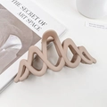 Große matte Haarklammer in Milchkaffee-Farbe mit geometrischem Wellendesign - Doppel-M Milchkaffee 10cm
