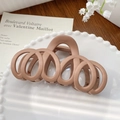 Matte beige große Haarklammer im hohlen Multi-Loop-Design auf weißem Keramikteller - Mehrring Kaffee 12.5CM