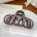 Dunkelbraune matte Haarklammer mit überlappenden Ringen auf Keramikteller - Mehrring Braun 12.5CM