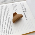 Pince à cheveux mate marron café minimaliste pour coiffures élégantes sur livre - Type D Café 4cm