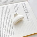 Pince à cheveux blanche mate triangulaire minimaliste posée sur une page de livre - Type D Blanc 4cm