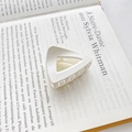 Pince à cheveux triangle blanc mat minimaliste posée sur une page de livre - Type E Blanc 4.5cm