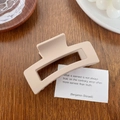 Matte milchkaffee rechteckige hohle Haarklammer auf minimalistischem Holzhintergrund - Quadrat Milchkaffee 8.8cm