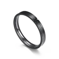 Anillo de acero de titanio negro con diamante negro y grabado Love Never Fails lateral - Talla 8 / Estilo de Mujer / Negro