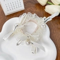 Chouchou élégant en organza crème avec ruban imprimé et perles blanches décoratives - Perle Crème