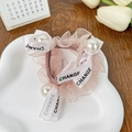 Chouchou en organza rose avec ruban blanc, lettrage noir et accents de perles élégantes - Perle Rose