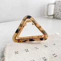 Pince à cheveux triangle avec motif écaille de tortue et cadre doré pour femmes - Écaille Beige 5.2cm