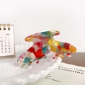 Colorful acetate claw clip with vibrant abstract dye pattern on a white wave tray - 9.5cm / Tropical Red