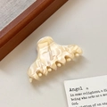 Kleine haarclip van acetaat met crème marmerpatroon en parelmoerglans voor dames - Broken Wit