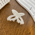 Pinza per capelli a farfalla in acetato bianco traslucido con design traforato su legno - Bianco AB