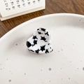 Mini pinza de pelo de corazón en acetato con motivo de estrellas negras en base blanca - Patrón de Estrellas Blanco y Negro