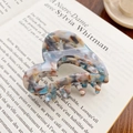 Elegant heart-shaped hair claw with blue and brown marble pattern finish - Cyan Gold