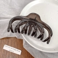Pinza de pulpo para cabello grueso en color gris oscuro translúcido sobre plato cerámico - Gris Gelatina