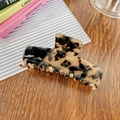 Large tortoiseshell leopard print acetate hair claw clip with a polished finish and sawtooth design - 8.5cm / Beige Tortoise Shell