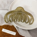 Pinza de pulpo grande marrón translúcido para cabello grueso en un plato blanco elegante - Verde Gelatina