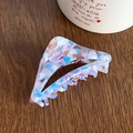 Blue and pink marble acetate hair claw clip with geometric triangle shape on wood background - 7cm / Light Blue
