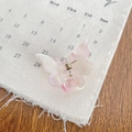 Pince à cheveux papillon en résine rose et blanc sur un fond de tissu rustique - 3.2cm / Rose fantôme