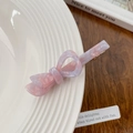 Fermaglio a fiocco in acetato marmorizzato rosa e blu con clip dorata su piatto - Rosa Viola