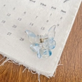 Mini pince à cheveux papillon avec motif marbré bleu clair et blanc et ressort doré - 3.2cm / Bleu Verre