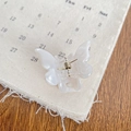 Pince à cheveux papillon blanc nacré élégante avec ressort doré sur fond esthétique - 3.2cm / Blanc Nacré