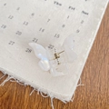 Pince à cheveux papillon blanc élégante avec fini nacré et ressort doré - 3.2cm / Blanc Gemme