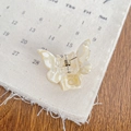 Pince à cheveux papillon en acétate marbré crème avec ressort doré robuste - 3.2cm / Blanc Cassé